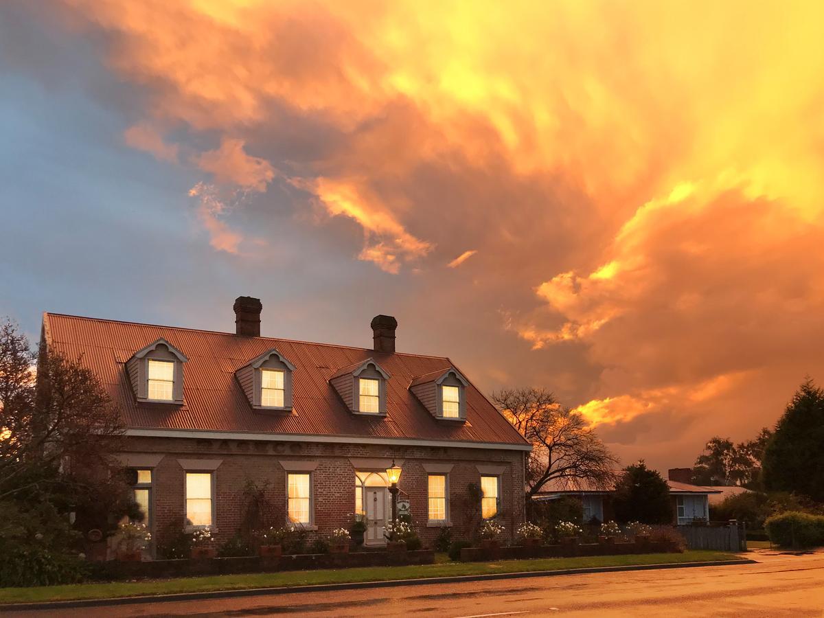 The Racecourse Inn Longford Exterior photo