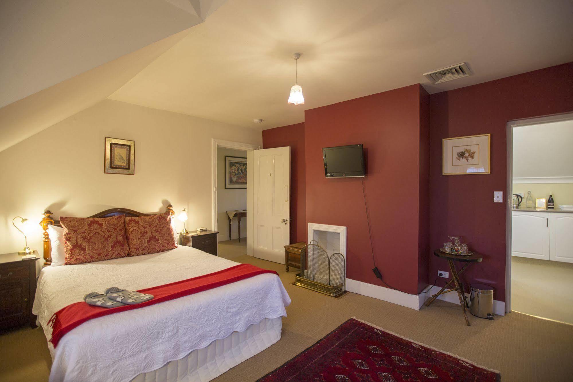 The Racecourse Inn Longford Exterior photo