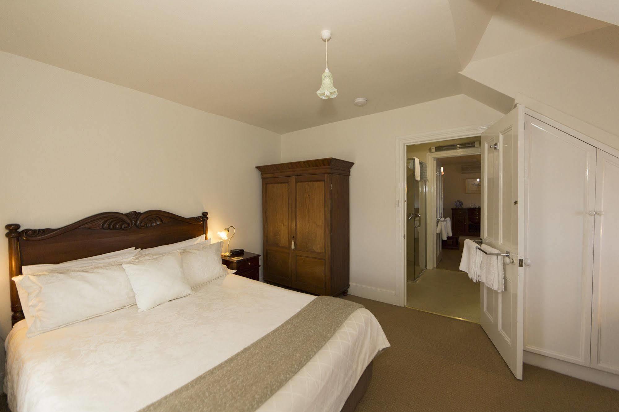 The Racecourse Inn Longford Exterior photo